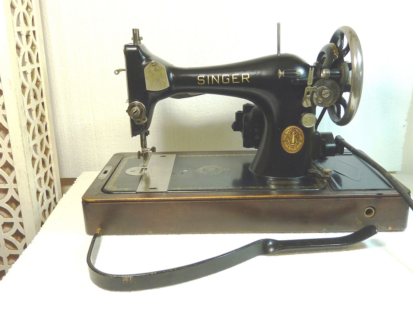 HEAVY DUTY VINTAGE SINGER Model 127 1936 SEWING MACHINE Knee Control